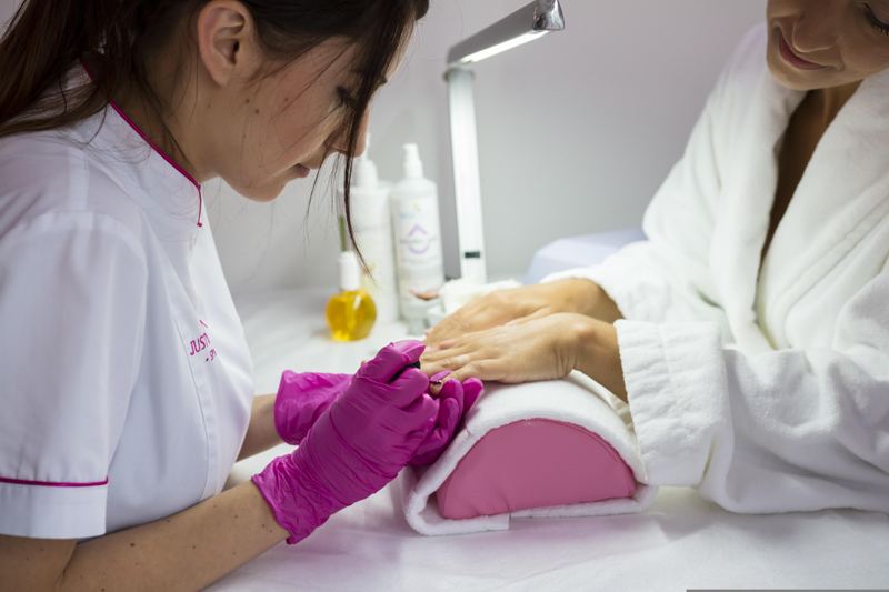 Pose d’ongles en salon